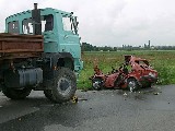 obrázek ke článku: Těžká autonehoda – Liazka zdemolovala maličký Fiat 126 u Holešova